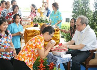 Staff of the Dusit Thani Pattaya pay their respects to GM Chatchawal Supachayanont, the loving father who has looked after them for so many years, during the ‘Rod nam dam hua’ ceremonies at the hotel.